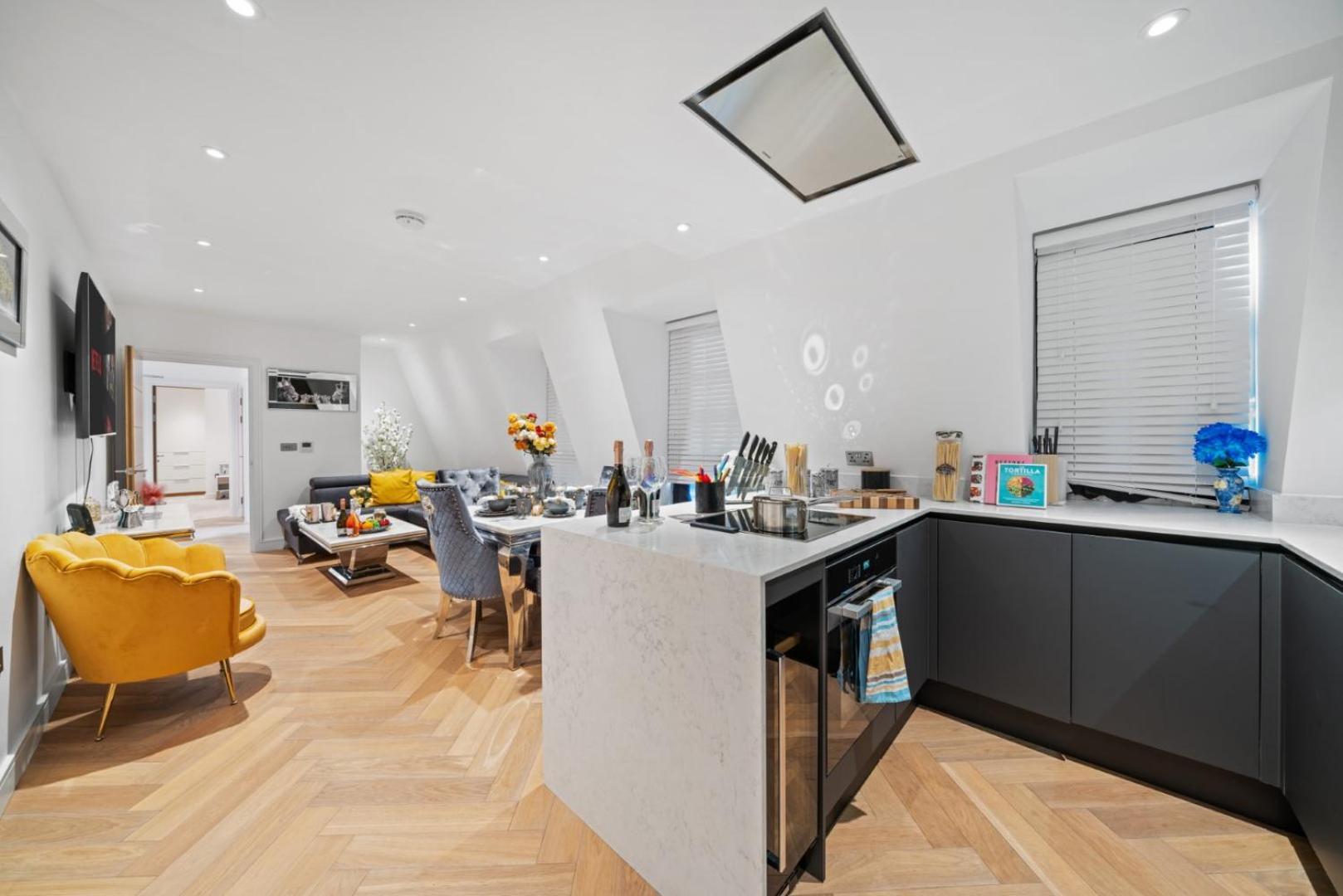 Stunning 1-Bedroom Penthouse In Marble Arch 72 Лондон Экстерьер фото